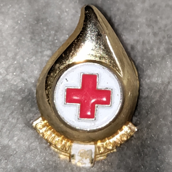 Vintage Blood Donor 2 Gallon Lapel pin - Picture 2 of 4